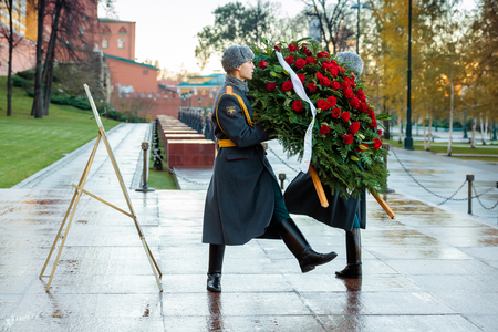 MOSCOW, RUSSIA - NOVEMBER 08, 2017: The Honor Guard of the 154 Preobrazhensky Regiment in the infantry uniform at the solemn event. 
Alexander Garden, Moscow.のeditorial素材