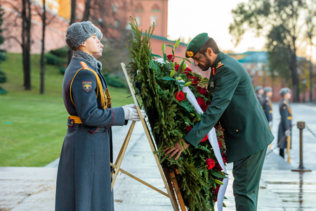MOSCOW, RUSSIA - NOVEMBER 08, 2017: The commander of the Ground Forces of the United Arab Emirates, Major General Saleh Al-Amy and the Commander-in-Chief of the Land Forces of the Russian Federation, Colonel-General Oleg Salyukov laid a wreath at the Tombのeditorial素材