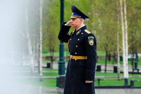 MOSCOW, RUSSIA - MAY 08, 2017: Guard of the Presidential regiment of Russia near Tomb of Unknown soldier and Eternal flame in Alexander garden near Kremlin wall. Rainy view.のeditorial素材