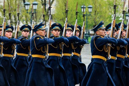 MOSCOW, RUSSIA - MAY 08, 2017: March-past (parade) of the The Honor Guard of the 154 Preobrazhensky Regiment. Rainy weather.
Alexander Garden, Moscow.のeditorial素材