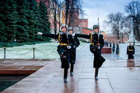 MOSCOW, RUSSIA - DECEMBER 04, 2019: Hourly change of the Presidential guard of Russia at the Tomb of Unknown soldier and Eternal flame in Alexander garden near Kremlin wall in winter uniformのeditorial素材