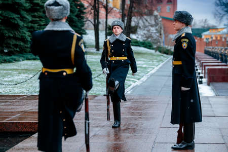 MOSCOW, RUSSIA - DECEMBER 04, 2019: Hourly change of the Presidential guard of Russia at the Tomb of Unknown soldier and Eternal flame in Alexander garden near Kremlin wall in winter uniformのeditorial素材