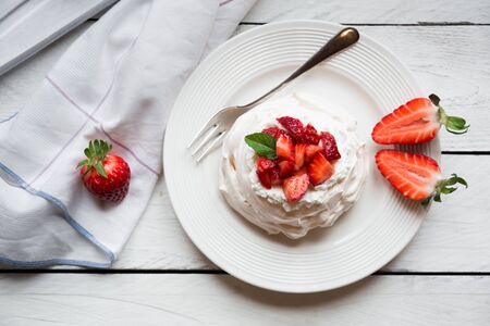 Delicious Pavlova cake made with meringue and fresh strawberriesの写真素材
