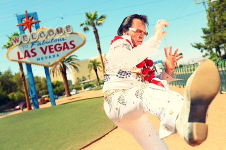 impersonator man in front of Welcome to Fabulous Las Vegas sign on the stripのeditorial素材