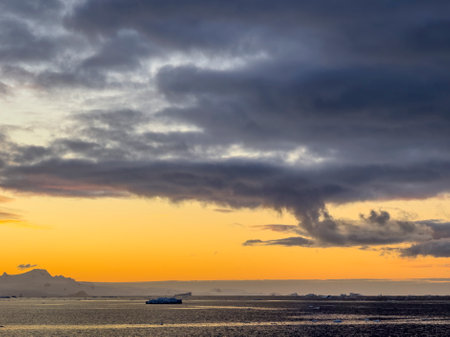Sunset over Trinity Island in the Antarctic Peninsula, Antarcticaの写真素材