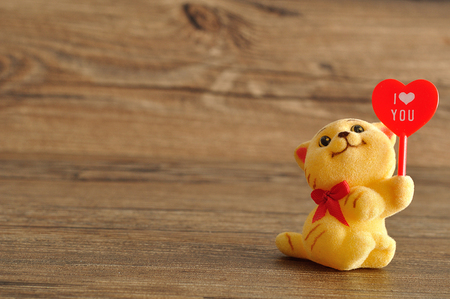 Valentine's day. A kitten figurine holding a red heartの写真素材