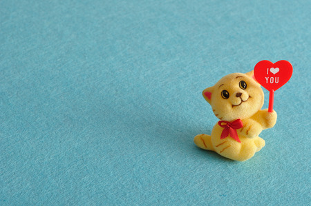 Valentine's day. A kitten figurine holding a red heart with the word i love youの写真素材