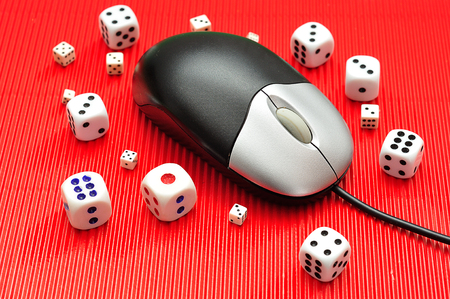 A computer mouse and dices presenting online gamblingの写真素材