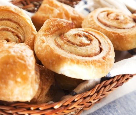 Cinnamon danish bun in the basket  on textile  backgroundの写真素材