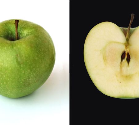 A green apple isolated on backgroundの写真素材
