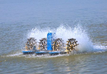 Paddlewheeler aerators in aquaculture pondの写真素材