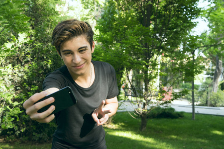 guy teen making selfie in Parkの写真素材