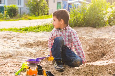 boy 4 years old playing with sandの写真素材