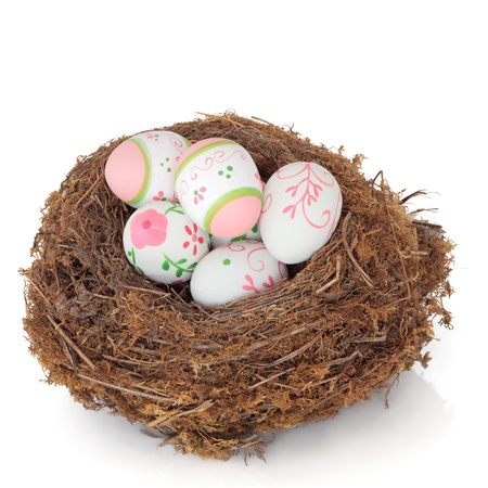  Easter egg clutch in a natural bird nest isolated over white background.の写真素材