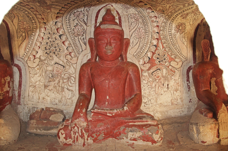 Painting on the walls and old Buddha statues in Pho Win Taung Caves, Monywa city, Sagaing State, Myanmar, Asia. An interesting tourist destination in Asia.のeditorial素材