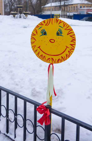 Maslenitsa 2021. Traditional street decorations. People at the traditional festive Maslenitsa festivities. Moscow region, Russia.のeditorial素材