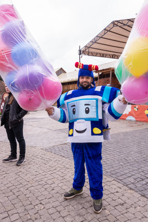 People on the square in the Izmailovsky Kremlin are holding beautiful, bright balloons in their hands.のeditorial素材