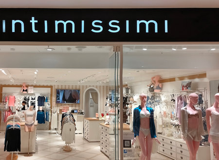 Frankfurt am Main, Germany - April 20, 2022: Intimissimi store. Intimissimi is an Italian clothing label started in 1996 that specializes in bras, briefs, lingerie, vests, pajamas for women and men.のeditorial素材