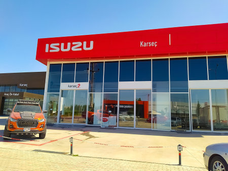 Istanbul, Turkey - September 16, 2022: Company store building with an emblem of Isuzu. Isuzu Motors Ltd is a Japanese multinational automobile manufacturer headquartered in Nishi-ku, Yokohama, Japanのeditorial素材