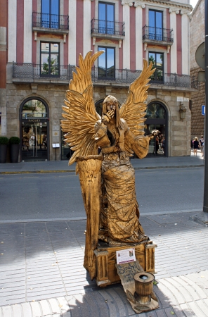 BARCELONA - MAY 29: Street artist at Ramblas in Barcelona, Spainon on 29 May 2012.のeditorial素材