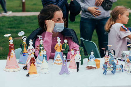 City Tula. Russia - September 11, 2021: A masked master sells toys of his own making: Filimonovskaya toyのeditorial素材