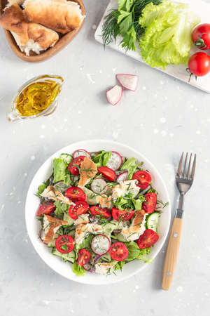 Vegetarian Fattoush salad. Traditional Middle Eastern salad with toasted pita bread and vegetables. Lebanese cuisine.の写真素材