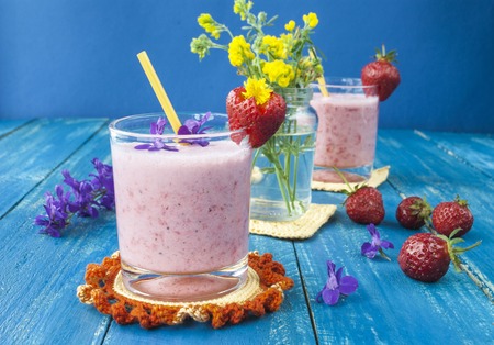 a drink made from strawberries,smoothie with fresh berriesの写真素材