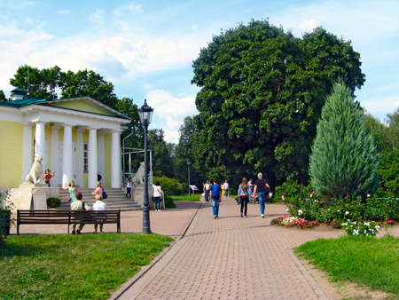 People walk and take pictures in the city park. Kolomenskoye Park is currently part of the artistic historical-architectural and natural-landscape museum-reserve. MOSCOW, RUSSIAのeditorial素材