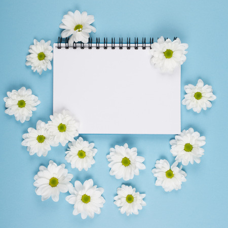 beautiful white flowers of chrysanthemum with note bookの写真素材