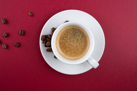 Coffee cup and coffee beans on tableの写真素材
