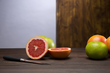 sliced grapefruit with knifeの写真素材