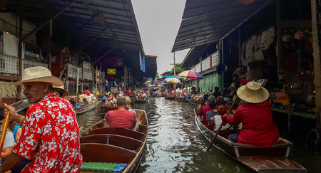 Traditional floating market near Bangkok with people on the river.のeditorial素材