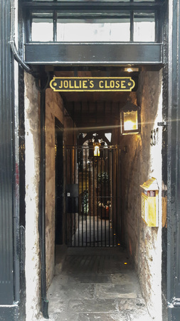 Edinburgh, Scotland- November 06, 2016: Jollie's Close in Edinburgh.のeditorial素材