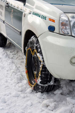 Plasencia, Caceres, Spain, 12-01-2010. The Civil Guard puts chains on their cars to help the citizen...