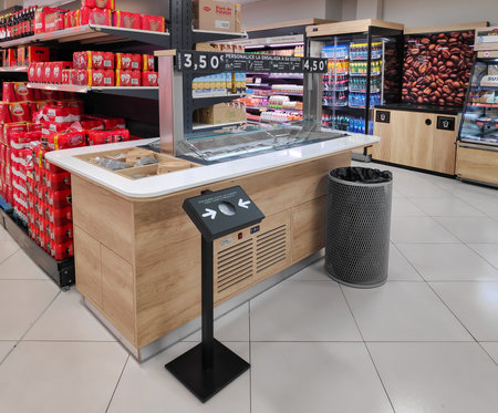 PLASENCIA, SPAIN - DECEMBER 03, 2020: Mercadona supermarket take-home food shelfのeditorial素材