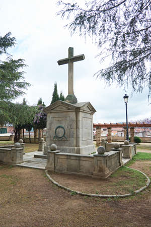 Plasencia, Spain - April 02, 2021: Battlefield Cross Memorial Monument. The symbol of the fallen soldiers in the Frog Park or Fallen Parkのeditorial素材