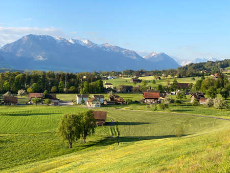 The settlement of Alpnach Dorf in the valley of Lake Alpnachersee and below the Pilatus mountain massif, Alpnach - Canton of Obwalden, Switzerland (Kanton Obwalden, Schweiz)の写真素材
