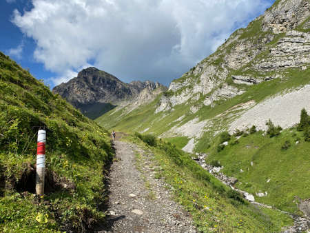 Mountaineering signposts and markings on the slopes of the Melchtal alpine valley and in the Uri Alps mountain massif, Kerns - Canton of Obwalden, Switzerland (Kanton Obwald, Schweiz)の写真素材