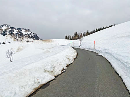 Trails for walking, hiking, sports and recreation in the winter environment of the alpine Mattstogg mountain range and over the Lake Walen or Lake Walenstadt (Walensee), Amden - Switzerland (Schweiz)の写真素材