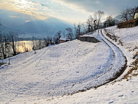 Wonderful winter hiking trails and traces on the fresh alpine snow cover of the Churfirsten mountain range and over the above the Lake Walen or Lake Walenstadt (Walensee), Amden - Switzerland (Schweizの写真素材