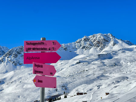<p>Hiking markings and orientation signs with signposts for navigating in the idyllic winter ambience above the tourist resort of Arosa in the Swiss Alps - Canton of Grisons, Switzerland (Schweiz)</p>の写真素材