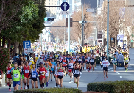 The runner who participates in the Tokyo marathon and will run to it in Tokyo, Japan, and February 24 2013 year, のeditorial素材