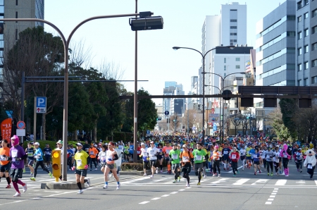 The runner who participates in the Tokyo marathon and will run to it in Tokyo, Japan, and February 24 2013 year, のeditorial素材