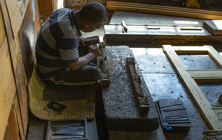 Kathmandu, Nepal: November 03,2017: man is wood carving in Nepaのeditorial素材