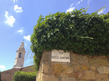 Pienza, Italy-Juli 28,2015: street sign Via dell amore on a brick wallのeditorial素材