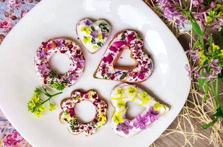 Sugar Ñookies with fresh flowersの写真素材