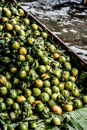 Local people sell food items at Damnoen Saduak floating market ( HDR image )の写真素材