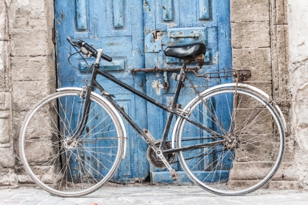 White bike in front of a shop that sells traditional carpets in Marrakesh,Morocco ( HDR image )の写真素材