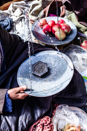 Asian farmer's market selling fresh apples. のeditorial素材