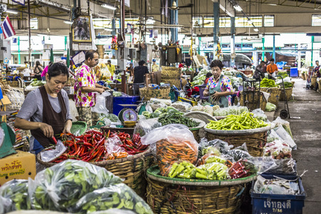 BANGKOK, THAILAND - NOVEMBER 07, 2015: Unidentified people transport purchases from the market in Bangkok, Thailand.のeditorial素材